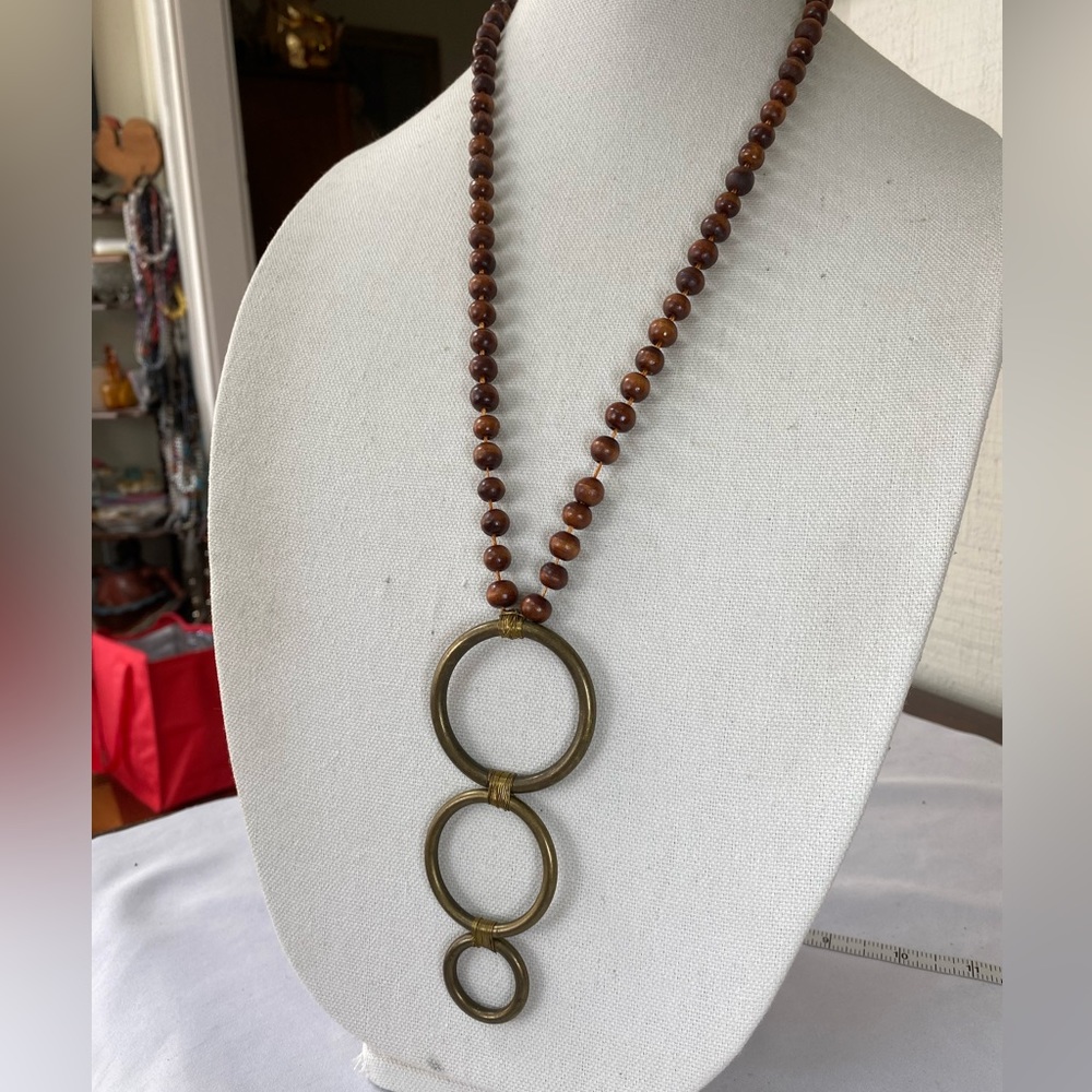 Long artisan brass ring and wood bead necklace - Picture 4 of 6